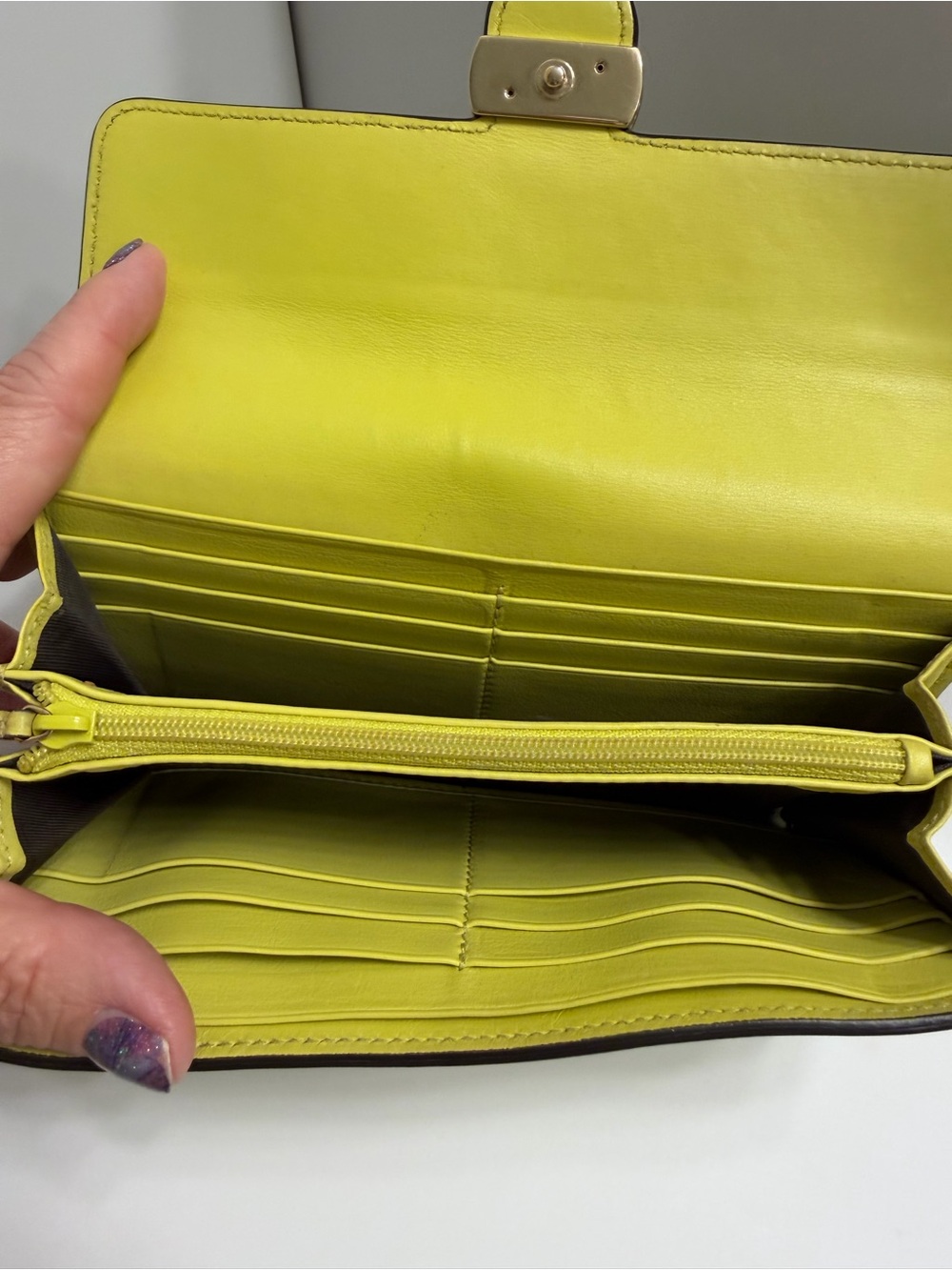 Gucci Lime Green Leather Wallet with Gold Interlocking G - Picture 5 of 13